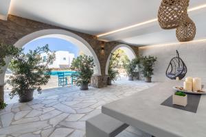 Bazén v ubytovaní Callisti Mykonos Town with pool view and Calypso upper floor with sea view alebo v jeho blízkosti