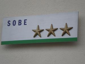 Tres estrellas en un cartel colgando de una pared en Villa Tollazzi, en Logatec