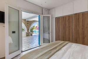Posteľ alebo postele v izbe v ubytovaní Callisti Mykonos Town with pool view and Calypso upper floor with sea view + 37 fotografií