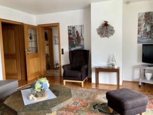 sala de estar con sofá y silla en Ferienhaus Sommerhaus-Sauerland, en Hachen