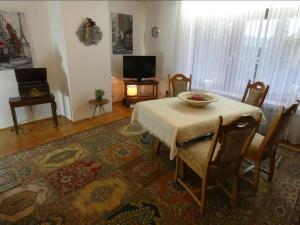 een woonkamer met een tafel en stoelen en een televisie bij Ferienhaus Sommerhaus-Sauerland in Hachen