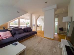 uma sala de estar com um sofá roxo e uma mesa em Wohnung mit einer Sauna direkt am Park em Wiesbaden