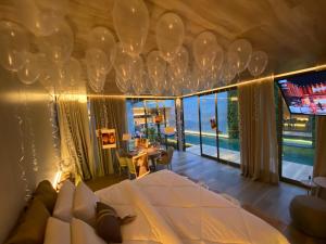 Ceilândia的住宿－ViaSul Motel，客厅配有白色沙发和悬挂在天花板上的气球