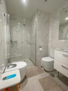 Un baño con ducha, inodoro y lavabo. en Sunrise Panorama, en Torrox Costa