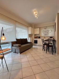 uma sala de estar com um sofá e uma mesa em Angelland Luxury Suites em Lepanto