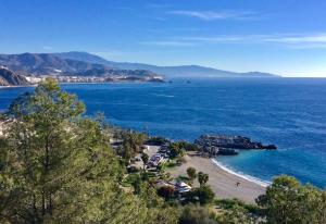 Blick auf den Strand und das Meer in der Unterkunft Vista Marina - 2 bedrooms sleeps 4 in La Herradura