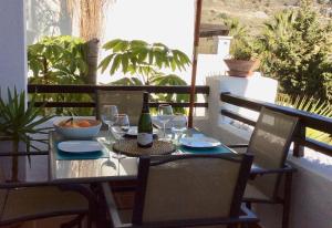 ein Tisch mit einer Flasche Wein und einer Schale Obst in der Unterkunft Vista Marina - 2 bedrooms sleeps 4 in La Herradura + 13 Fotos