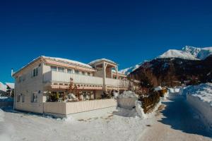duży budynek na szczycie pokrytej śniegiem góry w obiekcie Chalet SOLYMONT by MoniCare w mieście Seefeld in Tirol