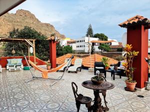 patio con sedie, tavoli e vista sulle montagne di Viviendas Vacacionales Escuela ad Agulo