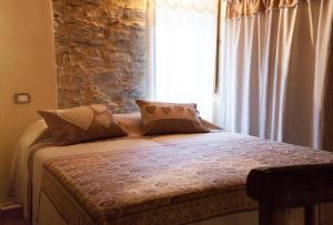 un letto in una camera con una grande finestra di Il Nettare Agriturismo a Riomaggiore