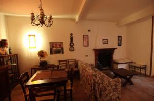 salon ze stołem i kominkiem w obiekcie Da Marco Casa Vacanze Borgo Civita - ID 6678 CIN w mieście Trevi nel Lazio