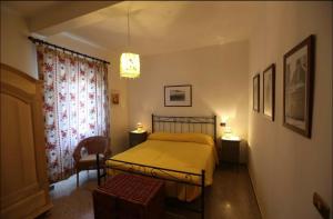 um quarto com uma cama e uma janela em Da Marco Casa Vacanze Borgo Civita - ID 6678 em Trevi nel Lazio