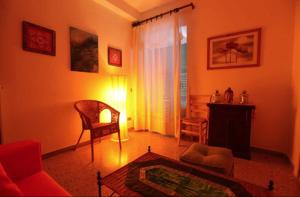 salon z kanapą i stołem w obiekcie Da Marco Casa Vacanze Borgo Civita - ID 6678 CIN w mieście Trevi nel Lazio
