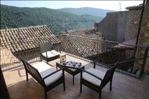 einen Balkon mit 2 Stühlen und einem Tisch mit Aussicht in der Unterkunft Da Marco Casa Vacanze Borgo Civita - ID 6678 in Trevi nel Lazio