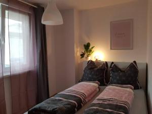 een bank met kussens in een kamer met een raam bij Living City, apartament cu două dormitoare in Sibiu