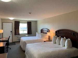 Un pat sau paturi într-o cameră la SureStay Hotel by Best Western Bassano