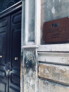 Um certificado, prêmio, placa ou outro documento exibido em Ursino's Luxury