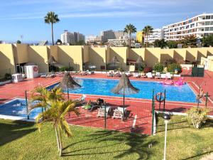 Bazén v ubytování Bungalow El Cortijo nebo v jeho okolí