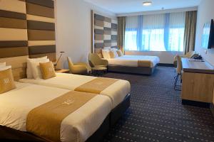 XO Hotels Blue Square tesisinde bir odada yatak veya yataklar