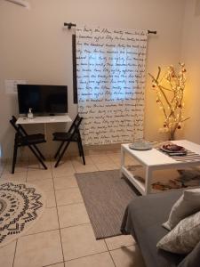 A television and/or entertainment centre at Helen's Welcoming & cozy flat