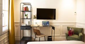a room with a desk with a computer and a chair at Hôtel Royal - Centre Comédie in Montpellier +43 photos