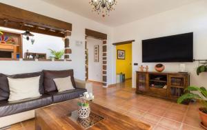 A television and/or entertainment centre at Pico Partido villa heated pool