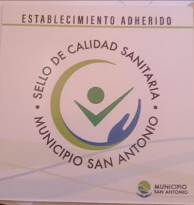 ein Zeichen für das internationale Logo caledonia san antonio in der Unterkunft Dptos Kandava San Antonio Este in San Antonio Este