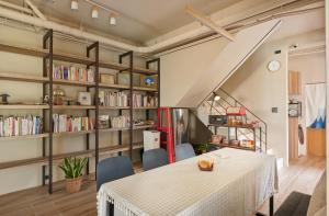 una sala da pranzo con tavolo e scaffali di libri di Travel 345 a Luzhu