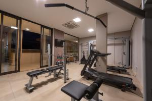 una palestra con due tapis roulant e tapis roulant di Class Hotel Rio Claro a Rio Claro Altre 37 foto