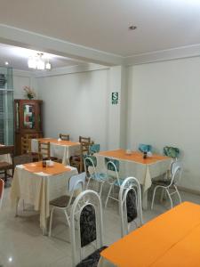 una sala da pranzo con tavoli e sedie in un ristorante di Hotel Viña del Mar a Tacna