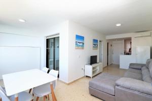 ein Wohnzimmer mit Sofa und Tisch in der Unterkunft Trinisol Sea views 24E in Benidorm