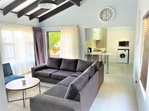 ein Wohnzimmer mit einem Sofa und einem Tisch in der Unterkunft 63 Cest Si Bon - Shelly Beach in Shelly Beach