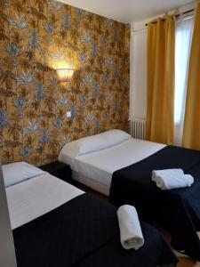 Una cama o camas en una habitación de Hôtel Résidence De Bruxelles