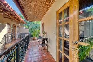 Boutique Hotel Secret Garden Granada的阳台或露台