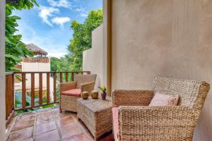 Boutique Hotel Secret Garden Granada的阳台或露台