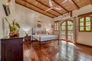 格拉纳达Boutique Hotel Secret Garden Granada的带床和木地板的卧室