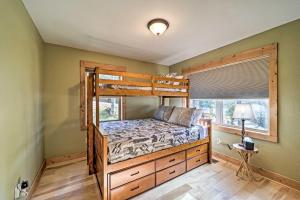 Двухъярусная кровать или двухъярусные кровати в номере Peaceful Banner Elk Mountain Cabin Near Ski Areas!