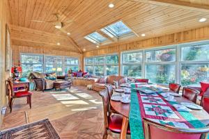 A restaurant or other place to eat at Vibrant Sterling Lakefront Lodge with Kayaks