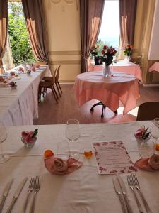 Restoran või mõni muu söögikoht majutusasutuses Hôtel Restaurant Bellevue