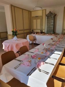 Restoran või mõni muu söögikoht majutusasutuses Hôtel Restaurant Bellevue