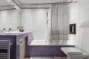 ein Badezimmer mit einer Badewanne, einem WC und einem Waschbecken in der Unterkunft Studio Fusari a Piazza Maggiore by Wonderful Italy in Bologna