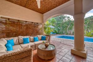 Boutique Hotel Secret Garden Granada内部或周边的泳池