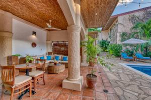 Boutique Hotel Secret Garden Granada内部或周边的泳池