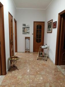 科萊尼奧的住宿－BRUNO TURIN APARTMENT Near the METRO，客厅拥有白色的墙壁和瓷砖地板。