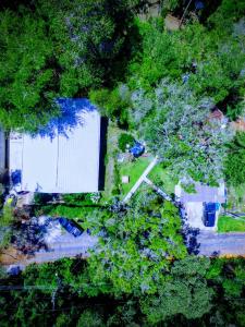 an overhead view of a yard with trees and a fence at Chale Sabrina in Campos do Jordão
