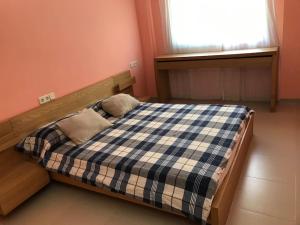 1 dormitorio con 1 cama con 2 almohadas en Acogedor apartamento a 200m del mar, en Lloret de Mar