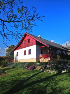 ein rotes und weißes Haus mit rotem Dach in der Unterkunft Chalupa Trosenka in Troskovice
