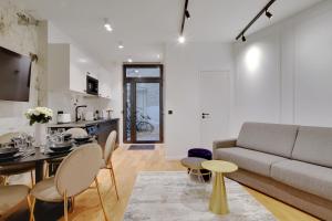 巴黎的住宿－CMG Lamartine-Maubeuge，客厅配有沙发和桌椅