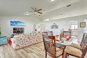 - un salon avec une table et un canapé dans l'établissement Kissimmee Home with Game Room, 7 Mi to Disney Parks!, à Orlando