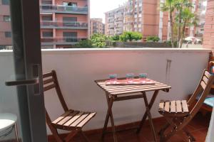 - Balcón con mesa pequeña y 2 sillas en Bonito apartamento a 250m del mar en Lloret de Mar